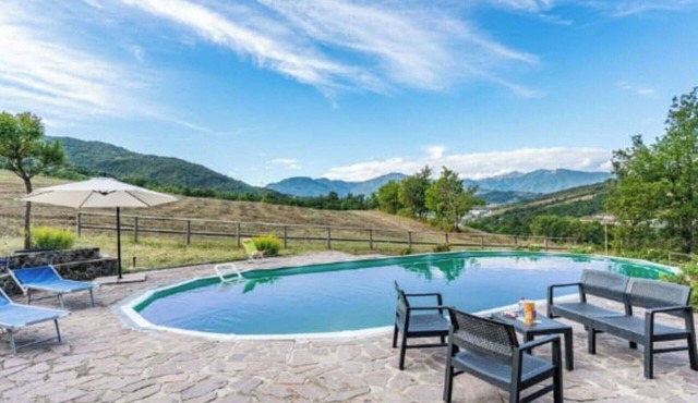 Stunning private villa for 12 guests with WIFI, private pool, TV and pets allowed in Castel Di Casio