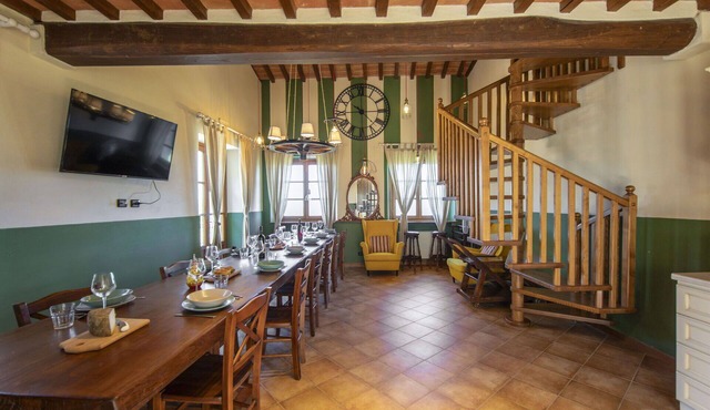 Stunning private villa for 10 people with private pool, WIFI, A/C, hot tub, TV and terrace in Lucignano