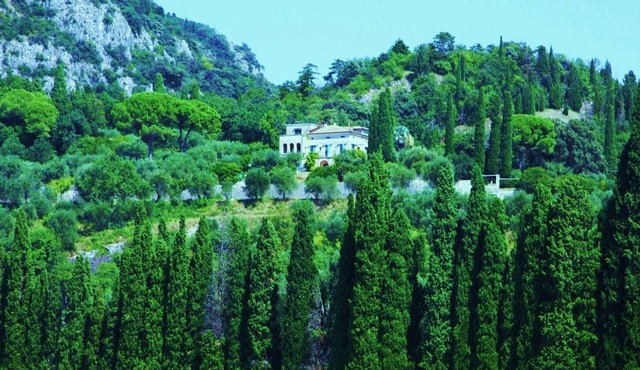 'Stunning Views': beachfront villa with pool in Garda