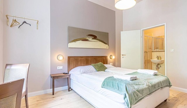 Stylish Room with Private Bath | Mariahilferstraße