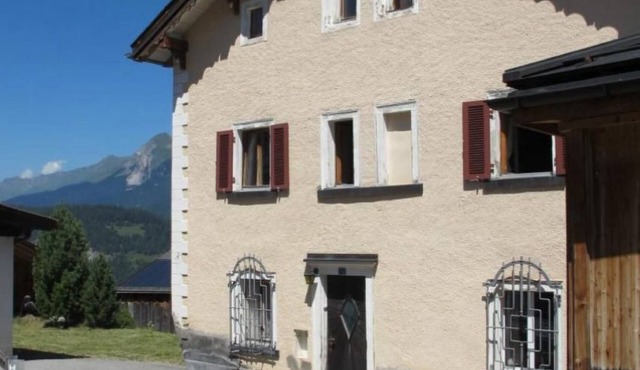 Tgesa Mitgel - ein Haus mit Charakter by Interhome in Stierva