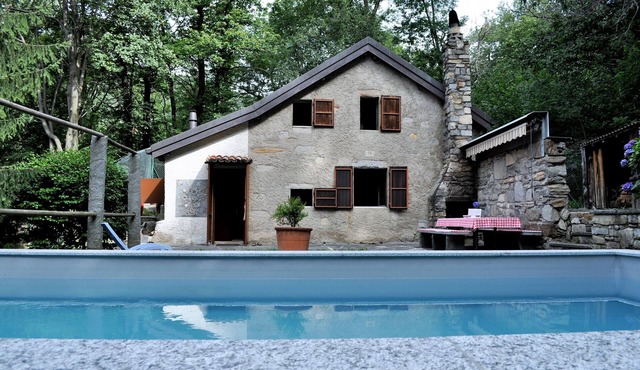 Typical, Romantic Tessiner Cottage in Lelgio