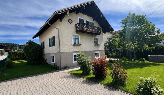 Vacation Home with a Garden in the Salzburg Lake District – Experience Lakes, Nature, and the City