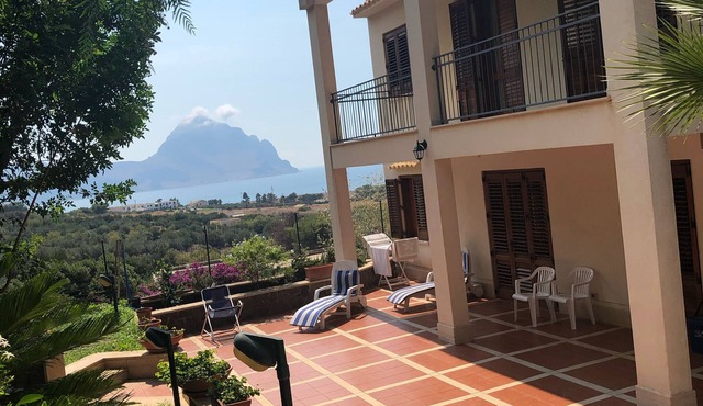 Villa Aileen in a subtropical garden near the most beautiful beach in Italy in Macari