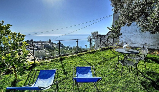 Villa Arletta: A characteristic two-story ancient house located on a hillside, facing the sea. in Ravello