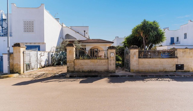 Villa Arneo by BarbarHouse in Torre Lapillo
