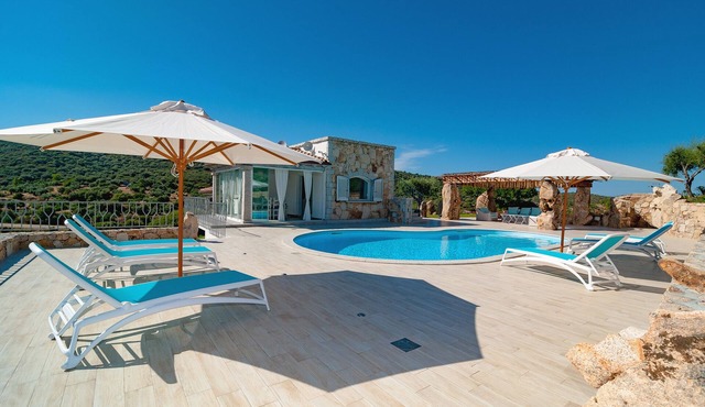 Villa Bianca mit Pool Privatgrundstück 1800m2 in Budoni