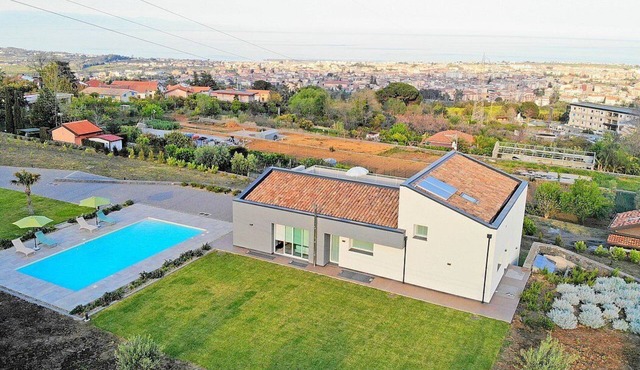 Villa Brezza: A bright and sunny three-story villa situated in a quiet location, a few minutes from the town center, with Free WI-FI. in Giarre
