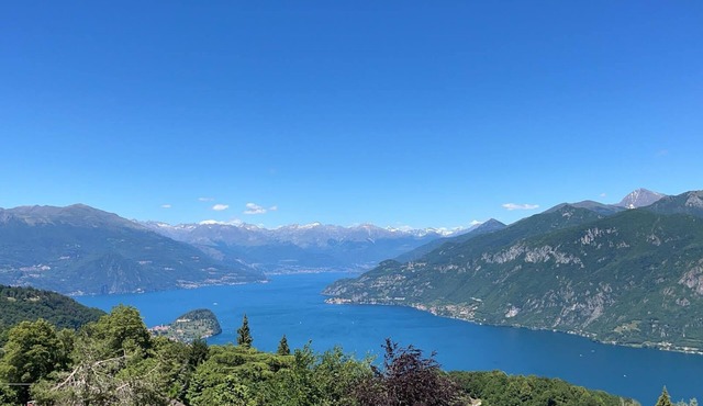 Villa D'ALBA with spectacular views of the mountains and Lake Room with balcony in Civenna