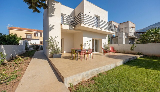 Villa 'Francesca - Beach and Airport' with Private Terrace, Wi-Fi and Air Conditioning in Carini