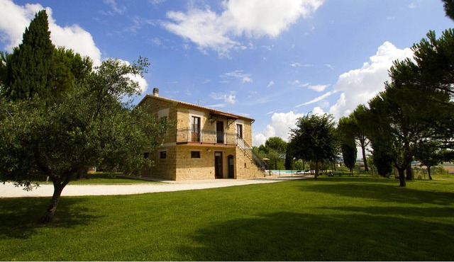 Villa Gioia, surrounded by ulive trees in Cingoli