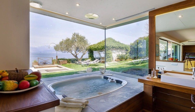 Villa Isa with pool and jacuzzi - My Rental Homes in Ispra