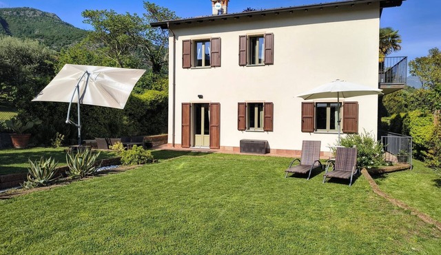 Villa La Bolvedrina: private garden with BBQ, 100 meters from the Lake. in Tremezzina