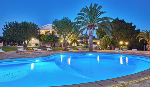 Villa Maganuco Park - Pool, Sea and Garden 300 meters from the beach in Maganuco