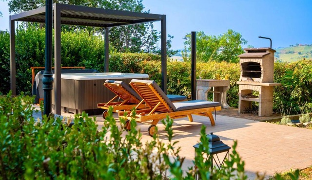 Villa Maline - Private Countryside Villa with Jacuzzi & Sauna in Loro Piceno