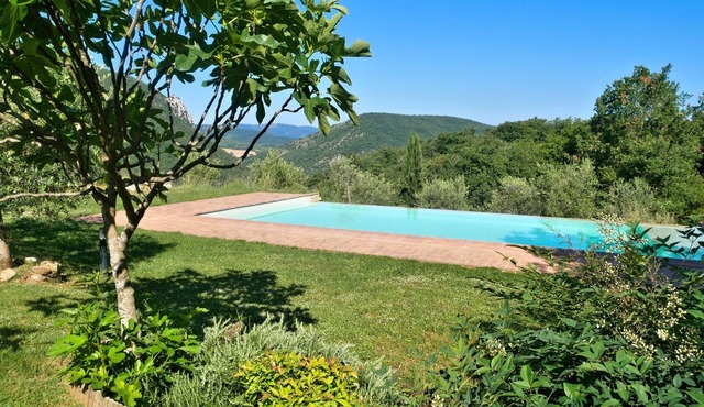 Villa Piantoni on Antognolla Golf Estate, Restaurant, Cafe, Hiking+Biking Trails in Umbria