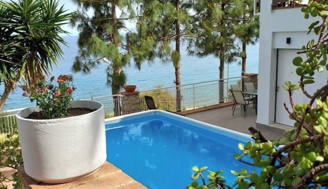 Villa's apartment on the beach, swimming pool A/C in Palermo