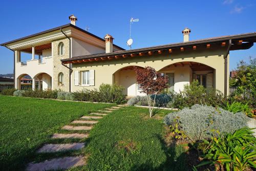 Villa Serraglie con piscina privata in Raffa