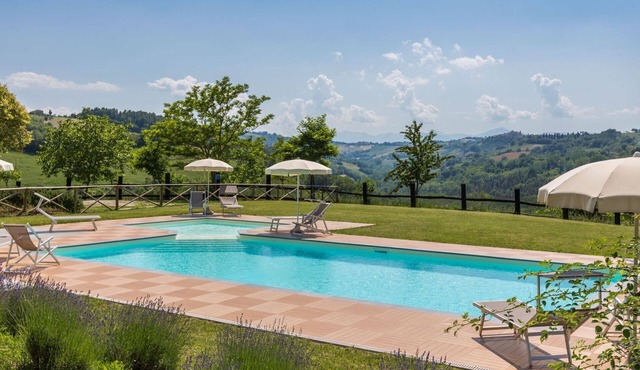 Villa Soffio with pool in the hills of Fermo, only 20 minutes from the Adriatic coast. in Fermo