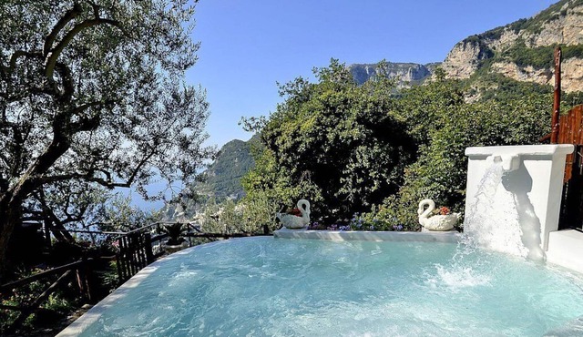 Villa Violaciocca: An elegant and welcoming villa located in an isolated position, on the slopes of a hill which is covered with olive groves, with Free WI-FI. in Positano