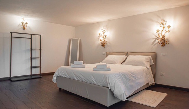 Villa 'Wellness Spa' with Lake View, Private Garden and Wi-Fi in La Trinità