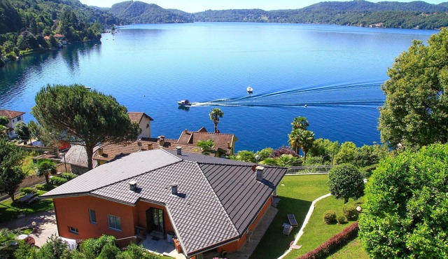 Villa with large garden and beautiful lake view FROM SATURDAY TO SATURDAY in Orta San Giulio