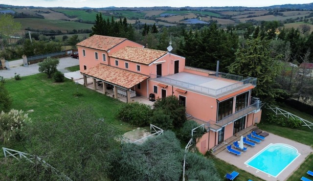 Villa with pool: sea and land in the beautiful Marche hills in Marche