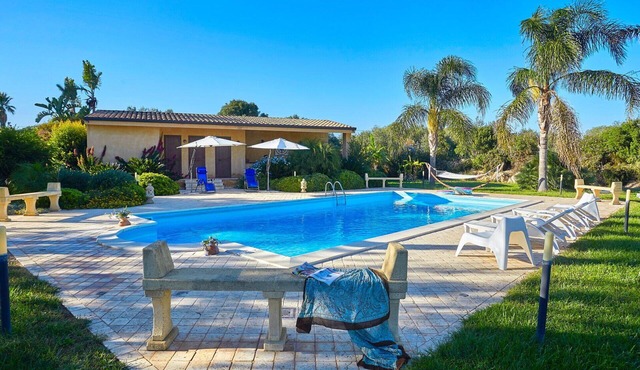 Villa with pool, views, A/C, garden in Castelvetrano