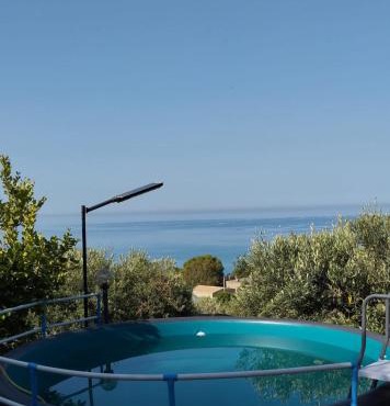 Villetta vista mare con piscina, giardino e parcheggio privato in Licata