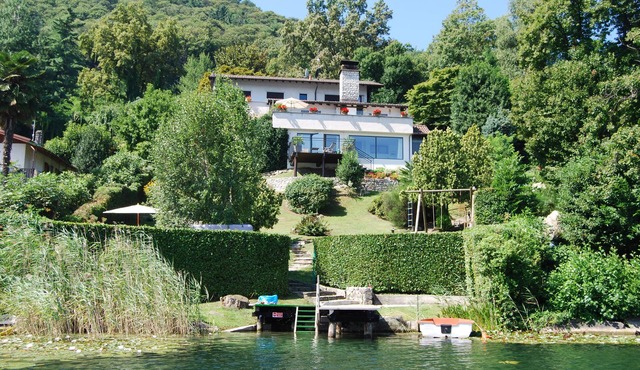 Waterfront Villa with private dock at Lago di Monate in Sito delle Querce