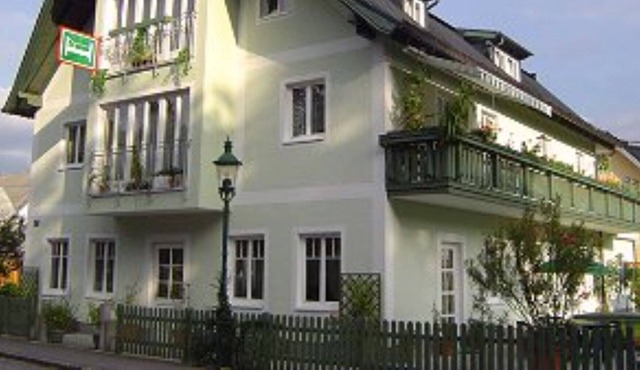 Wolfgangsee, center, near the lake, family vacation, skiing, whirlpool, dogs, SKY-TV