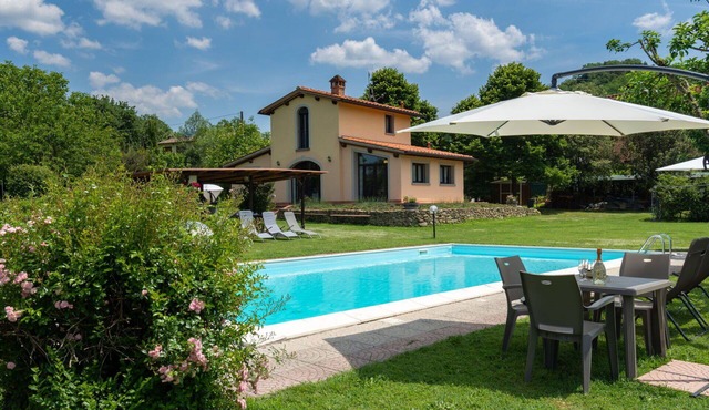 Wonderful private villa for 4 guests with WIFI, pool, TV and pets allowed in Terranuova Bracciolini