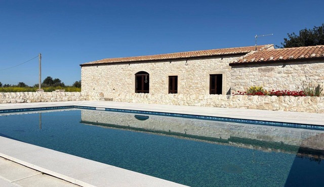 Wonderful private villa with WIFI, private pool, A/C, TV, patio, pets allowed and panoramic view in Chiaramonte Gulfi