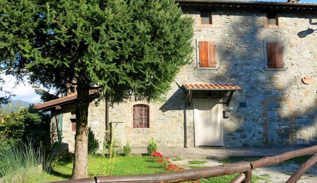 Wonderful private villa for 4 people with WIFI, private pool, TV, balcony, pets allowed and park... in Piazza Al Serchio