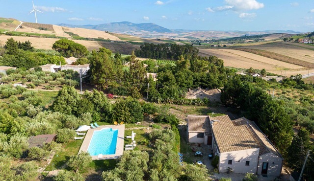 Wonderful private villa for 14 guests with private pool, WIFI, TV, terrace and pets allowed in Buseto Palizzolo
