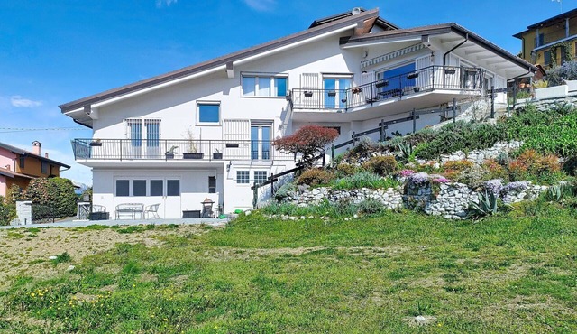Wonderful private villa for 8 guests with WIFI, TV, terrace and pets allowed in Leggiuno
