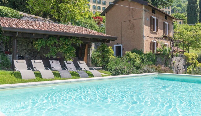 Wonderful private villa for 6 guests with private pool, WIFI, TV, patio and pets allowed in Regoledo