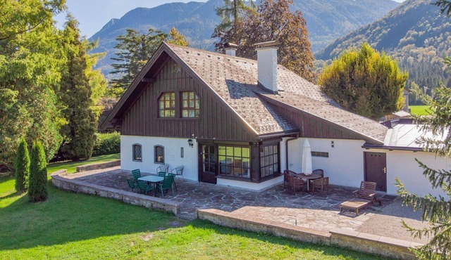 Wonderful private villa for 6 people with WIFI, TV, patio, pets allowed, panoramic view and park... in Aigen