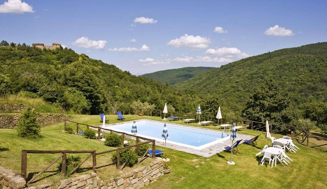 Wonderful private villa for 10 guests with private pool, WIFI and TV, close to Cortona in Adatti