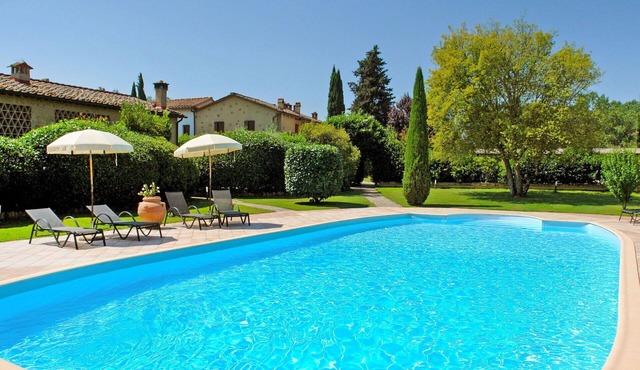 Wonderful villa for 12 people with WIFI, private pool, TV, terrace and pets allowed in Poggibonsi