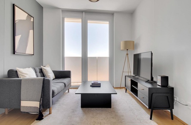 Deluxe Favoriten 1BR w/Gym & Elevator, steps to Metro, by Blueground