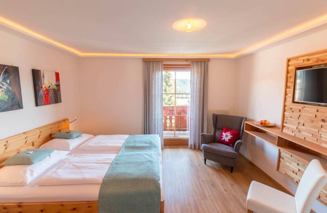 Hotel ∙ Double room, shower, toilet, balcony in Mariapfarr