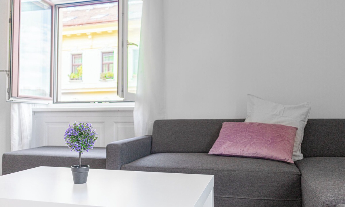 Wahring Apartment | Central Access 2BR Apt Near AKH Hospital