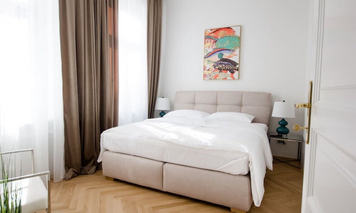 Innere Stadt Apartment | Two-Bedroom Apartment with Balcony - Urania