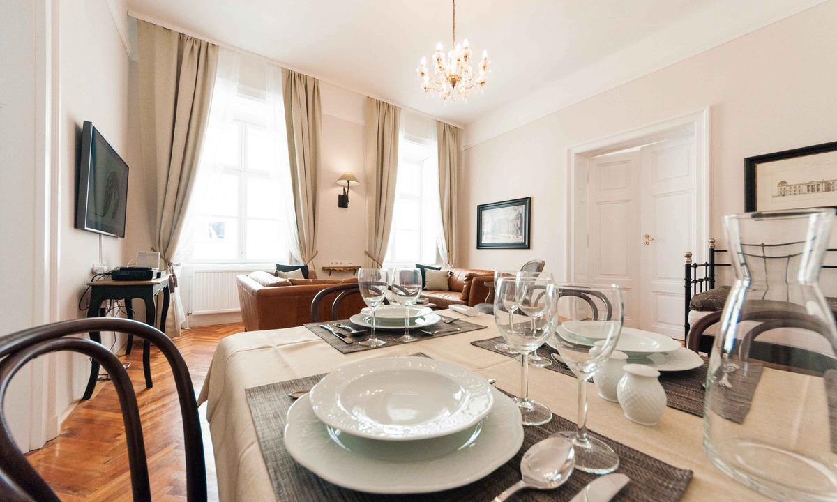 Innere Stadt Apartment | Classic 3-bed with A/C, Balcony Near The Cathedral