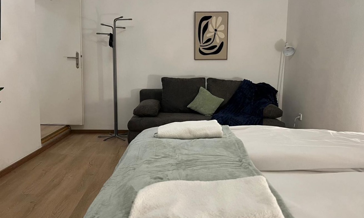 Landstrasse Apartment | Quiet Room with Balcony – Walk to Rennweg Station