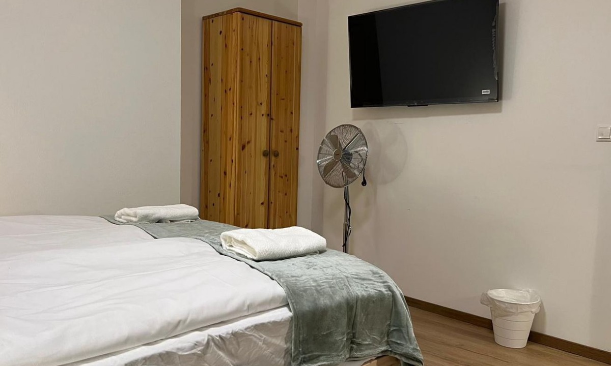 Landstrasse Apartment | Comfortable Room with Balcony Near Rennweg Station