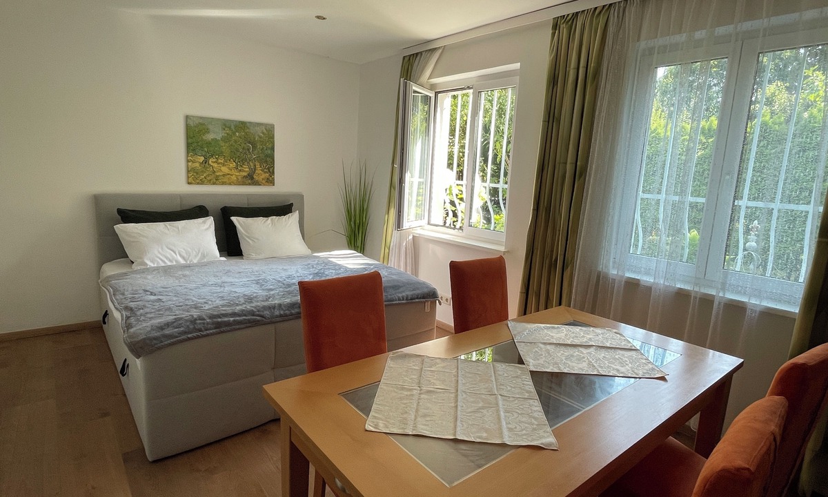 Gersthof Apartment | Villa floor in an Art Nouveau villa with garden in a prime Vienna location