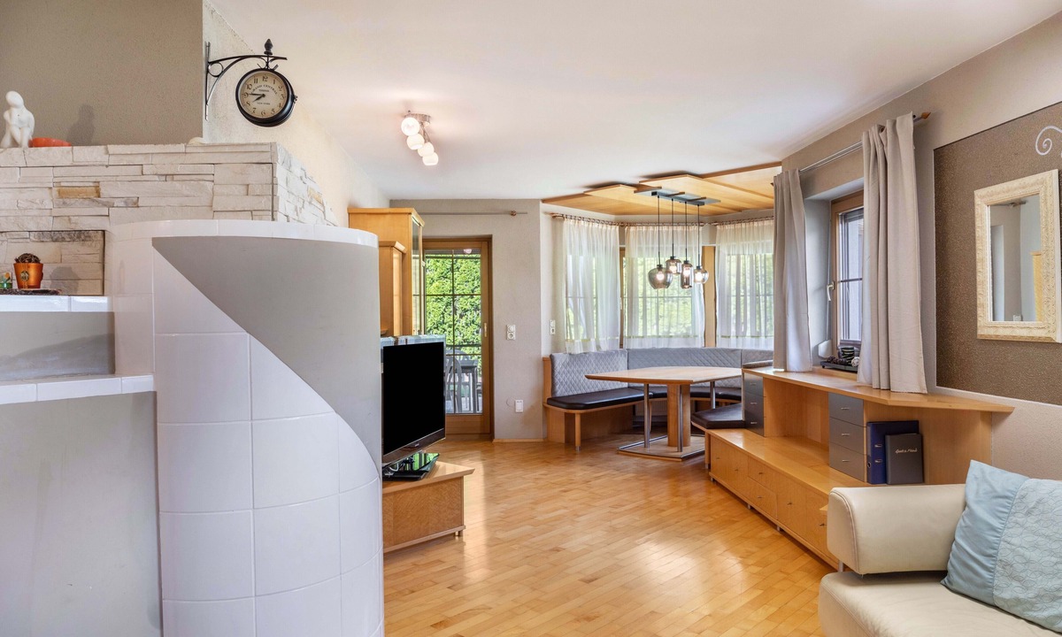 Voels Apartment | Apartment 'Große Wohnung Mit Garten' with Mountain View, Private Terrace and Wi-Fi