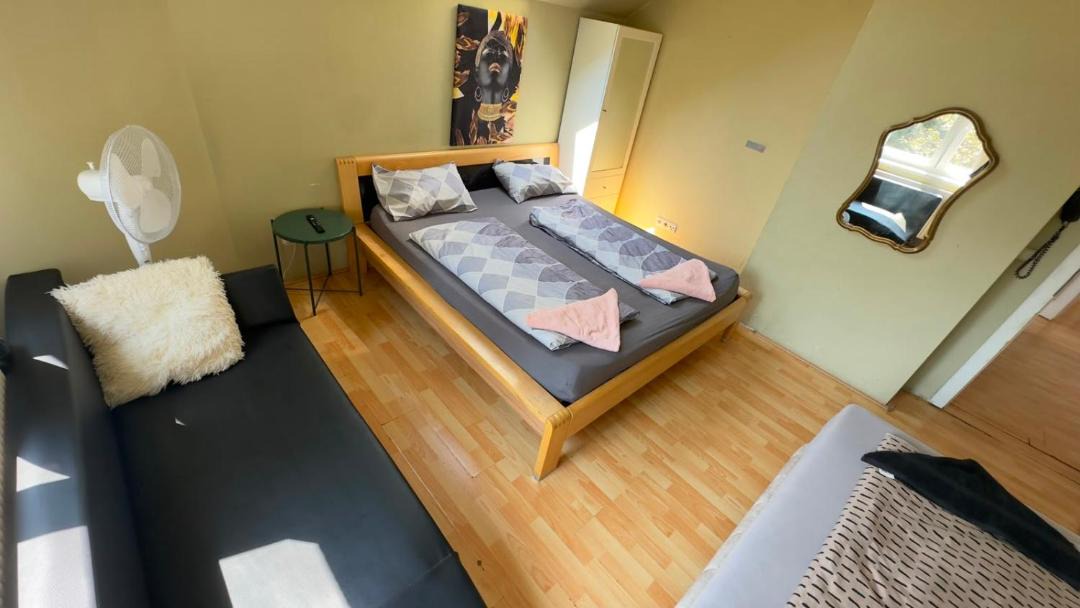 Grinzing Villa | Elegant Villa with Free WiFi Sleeps 29
